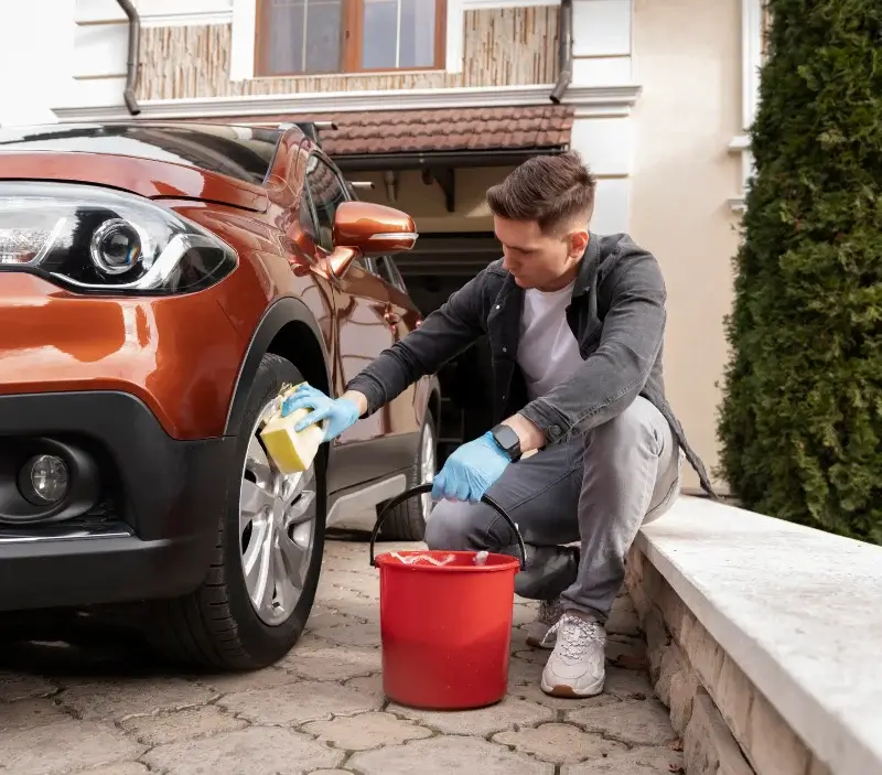 Lavage auto à domicile Le Tanu : professionnel intervenant sur un véhicule